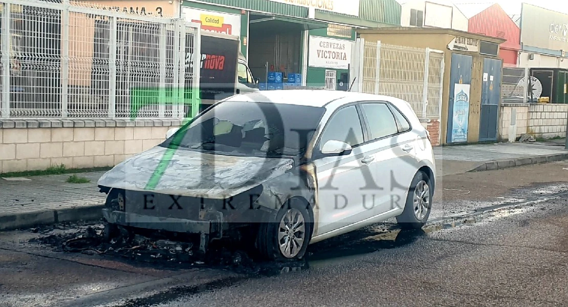 Bomberos de Badajoz intervienen en un incendio de vehículo en El Nevero