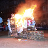 Vecinos de la Margen Derecha de Badajoz queman lo malo del año en las Candelas
