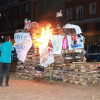 Vecinos de la Margen Derecha de Badajoz queman lo malo del año en las Candelas
