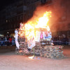 Vecinos de la Margen Derecha de Badajoz queman lo malo del año en las Candelas