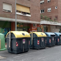 Vecinos de Badajoz piden mover los contenedores ante la acumulación de basura en su edificio