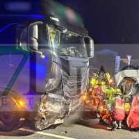 Grave accidente en la provincia de Badajoz: atrapado tras una colisión coche-camión
