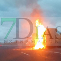 El incendio de un tráiler obliga a cortar carriles de la A-66 en Extremadura