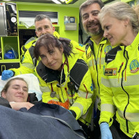 Una mujer da a luz en plena calle