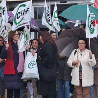 Auxiliares protestan por una carga de trabajo "insostenible" en el Centro de Mayores La Granadilla