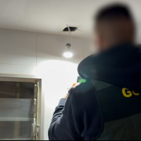 Detienen a un hombre por espiar a clientes con cámaras ocultas en los aseos de su bar