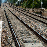 Nuevo accidente: un muro se desploma sobre la vía y choca con un tren