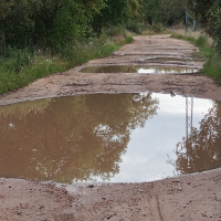 Denuncian el abandono del 'Manantío 2' en Badajoz por el estado del camino y la recogida de basura