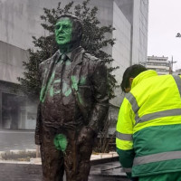 Realizan pintadas de VOX en la estatua de Celdrán en Badajoz