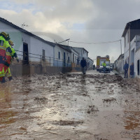 Una riada de barro y agua afecta a Alconchel tras las fuertes lluvias