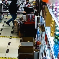 Intenta atracar un comercio a golpe de hacha y hiere a la dependienta