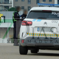 Un motorista herido tras un fuerte choque con un turismo en Badajoz