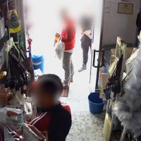 Agrede al propietario de un local y a su hijo menor para robar varios productos