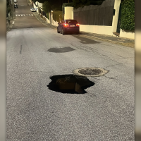 Aparece un socavón de varios metros de profundidad en Las Vaguadas