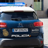 Agentes de Policía Nacional reducen a un hombre en la zona centro de Badajoz