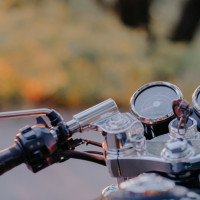 ¿Deben utilizar la baliza V-16 las motos?