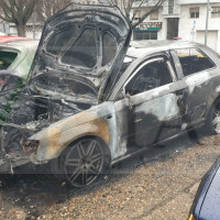 Un incendio destroza varios vehículos esta madrugada en Badajoz