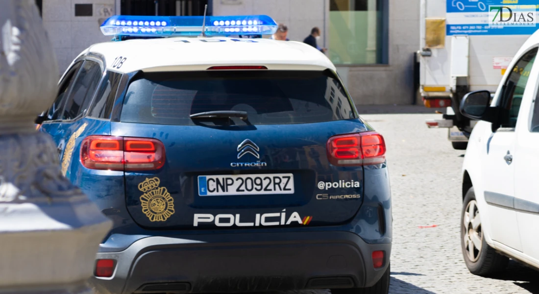 Agentes de Policía Nacional reducen a un hombre en la zona centro de Badajoz