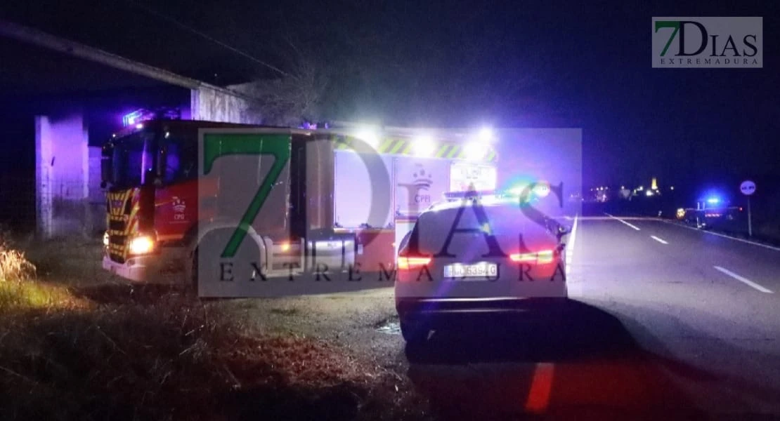 Amplio dispositivo para extinguir un incendio en Montijo