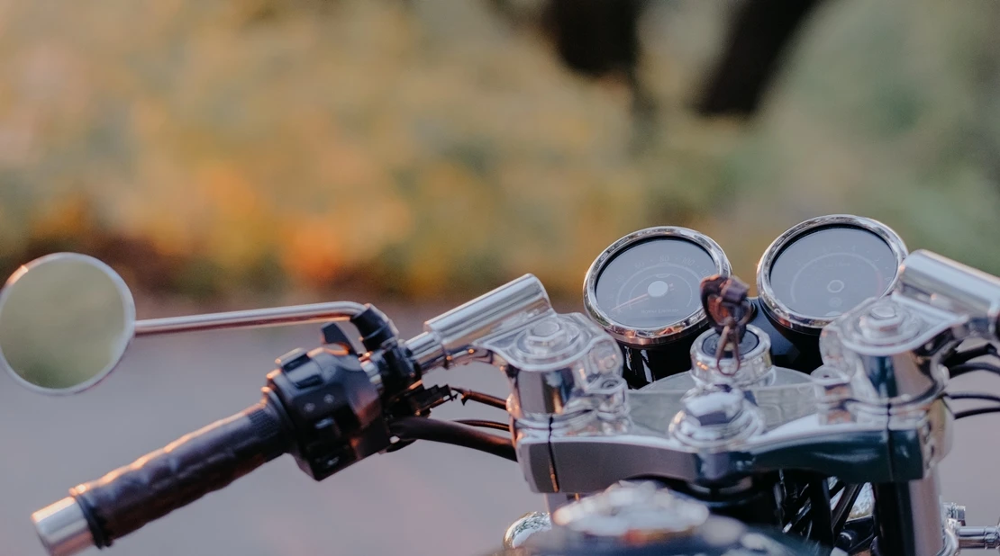 ¿Deben utilizar la baliza V-16 las motos?