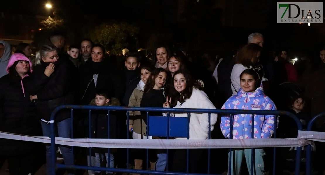 Vecinos de la Margen Derecha de Badajoz queman lo malo del año en las Candelas