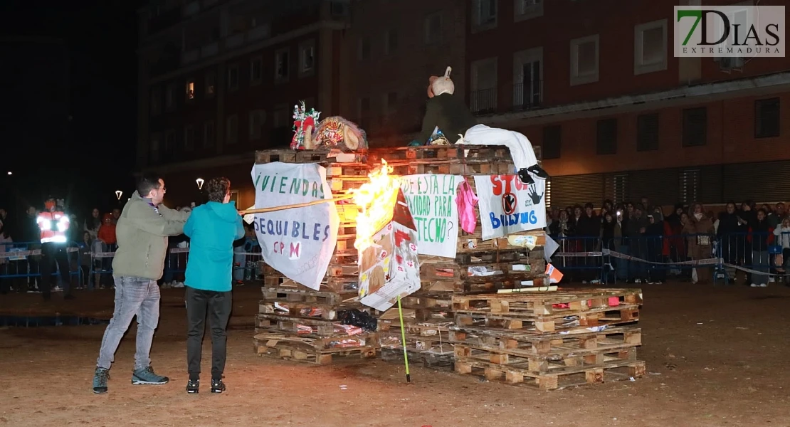 Vecinos de la Margen Derecha de Badajoz queman lo malo del año en las Candelas