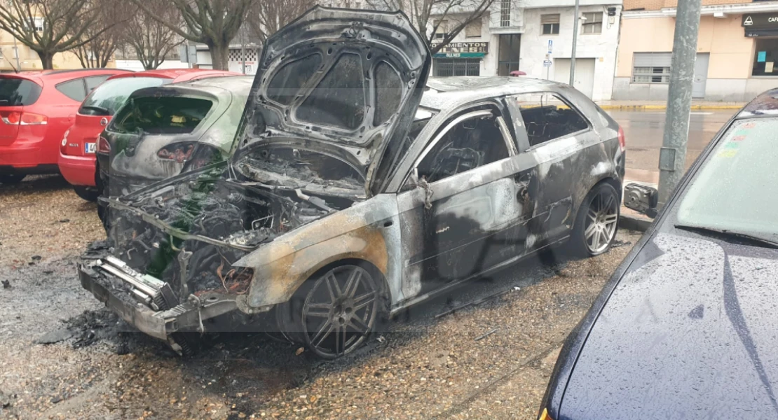 Un incendio destroza varios vehículos esta madrugada en Badajoz