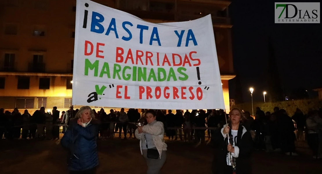 Vecinos de la Margen Derecha de Badajoz queman lo malo del año en las Candelas