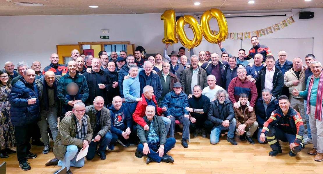 FOTONOTICIA: Bomberos de Badajoz homenajean a Manuel Rosado tras cumplir 100 años
