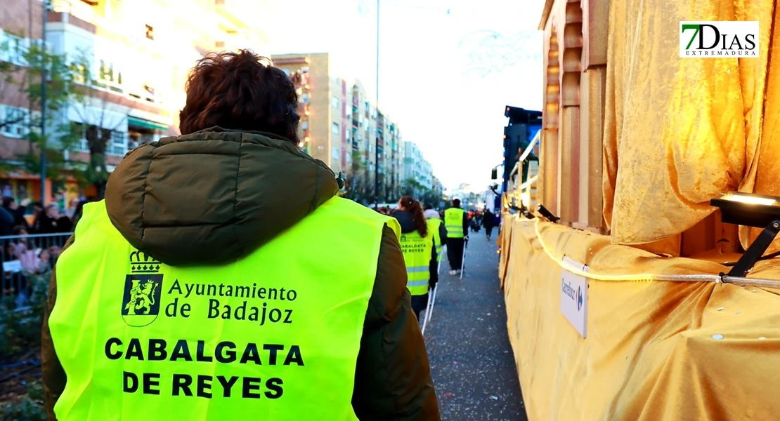 Miles de sonrisas reciben la cabalgata y a sus Reyes Magos en Badajoz