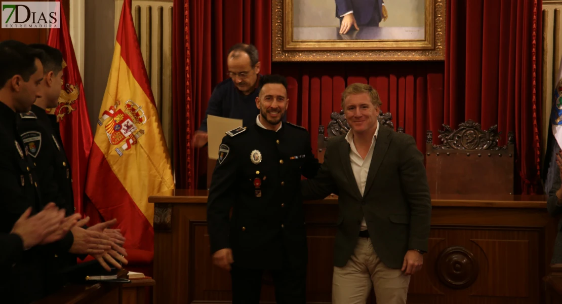 El cuerpo de la Policía Local de Badajoz cuenta con nuevos oficiales, inspector e intendente