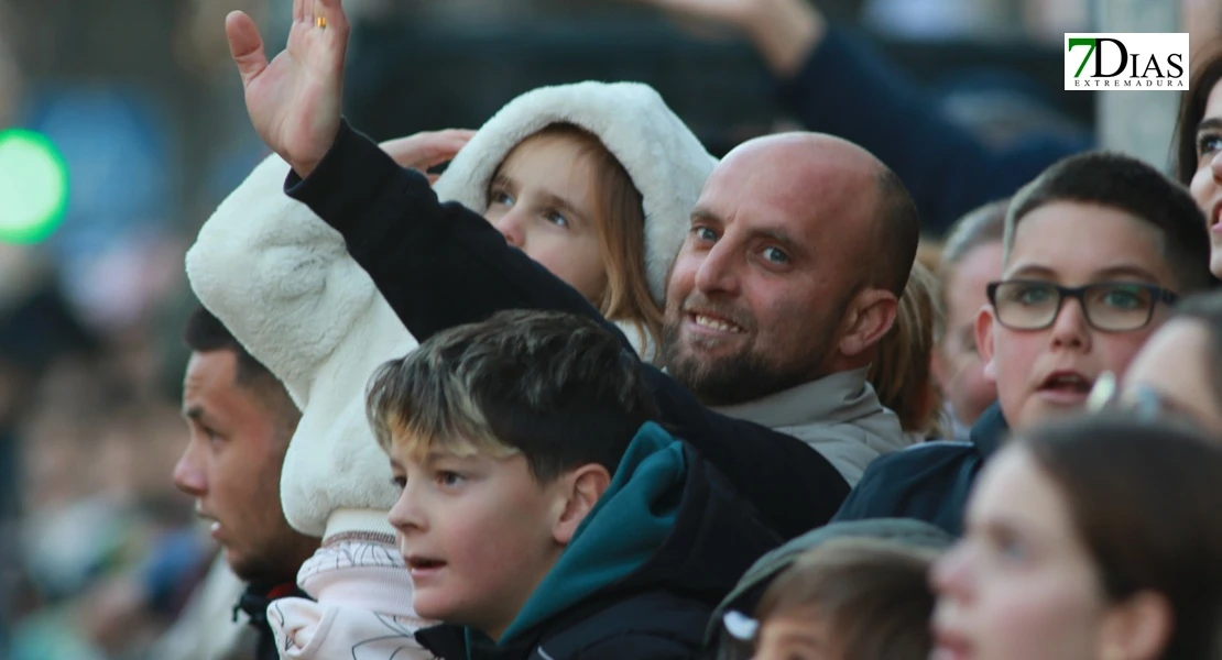 Miles de sonrisas reciben la cabalgata y a sus Reyes Magos en Badajoz