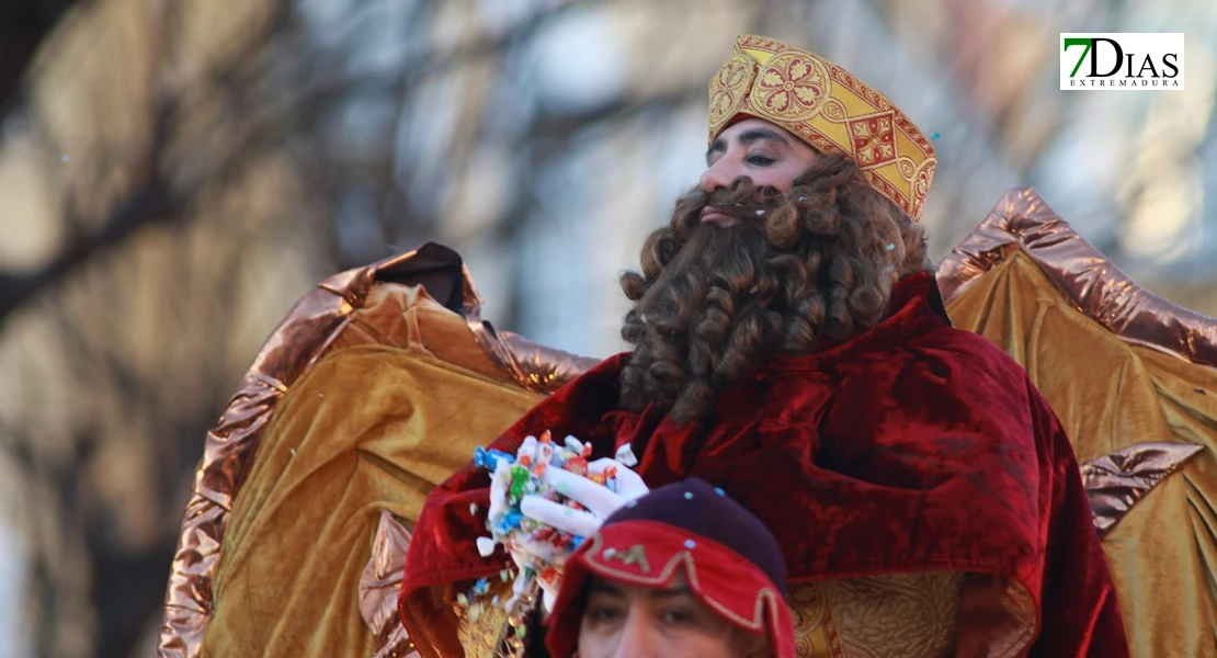 Miles de sonrisas reciben la cabalgata y a sus Reyes Magos en Badajoz