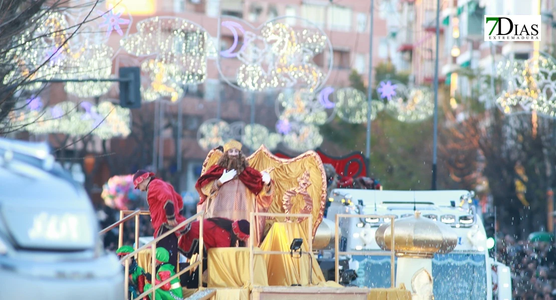 Miles de sonrisas reciben la cabalgata y a sus Reyes Magos en Badajoz