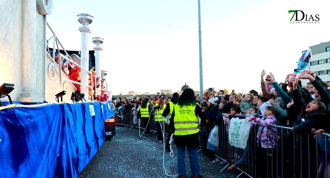 Miles de sonrisas reciben la cabalgata y a sus Reyes Magos en Badajoz