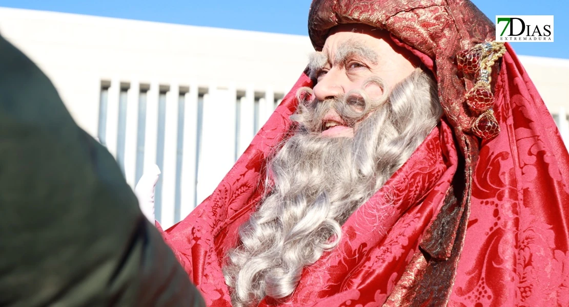 Miles de sonrisas reciben la cabalgata y a sus Reyes Magos en Badajoz