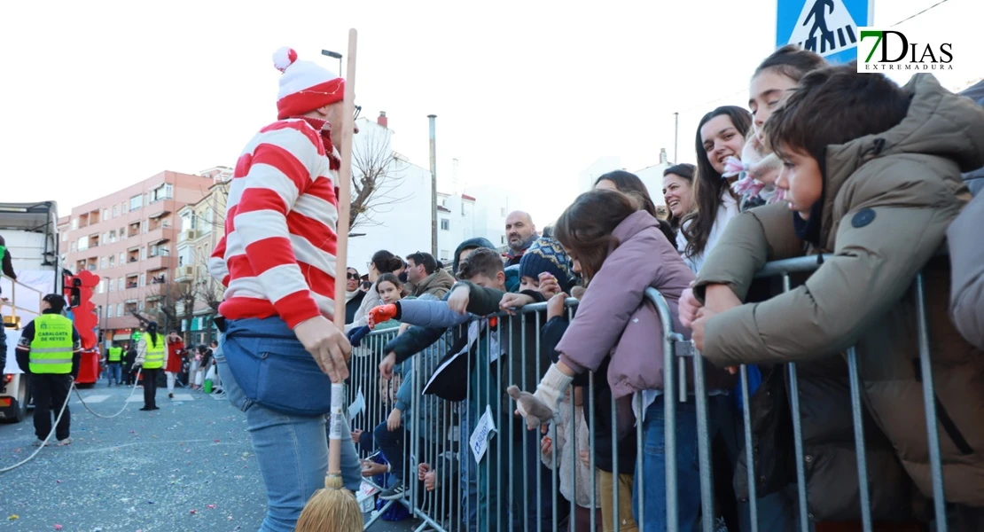 Miles de sonrisas reciben la cabalgata y a sus Reyes Magos en Badajoz