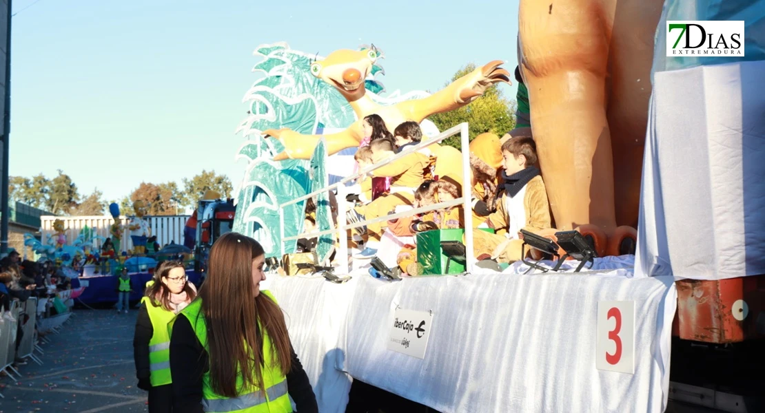 Miles de sonrisas reciben la cabalgata y a sus Reyes Magos en Badajoz
