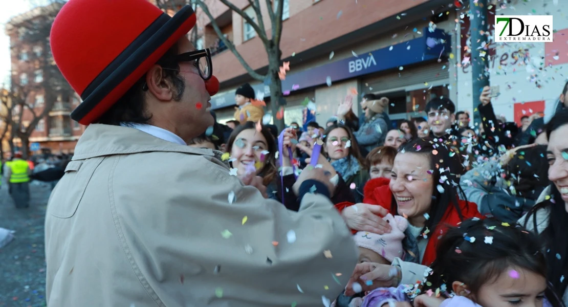 Miles de sonrisas reciben la cabalgata y a sus Reyes Magos en Badajoz