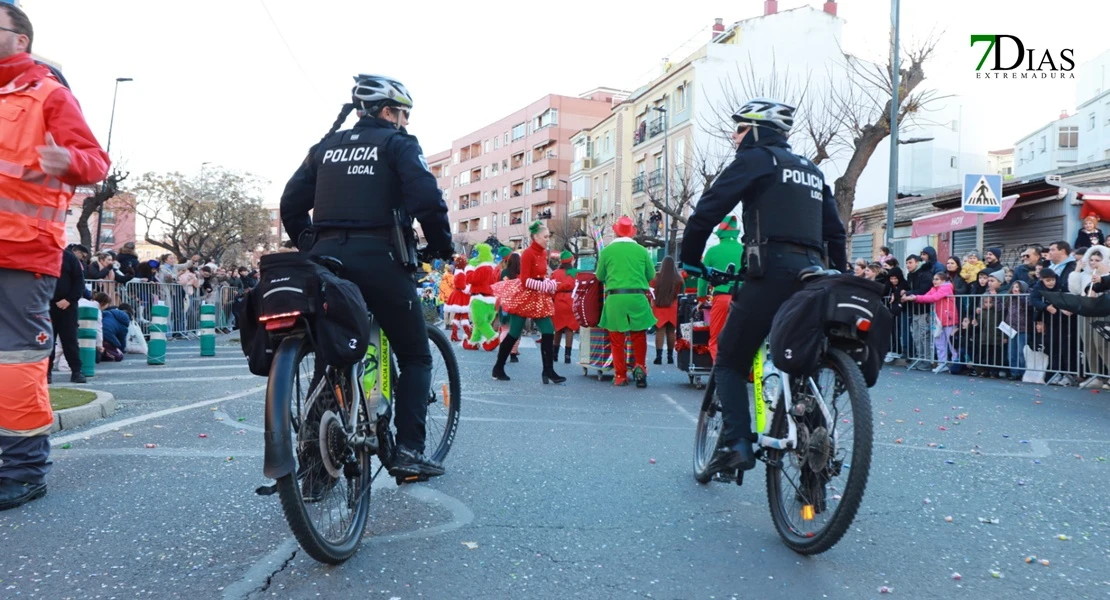 Miles de sonrisas reciben la cabalgata y a sus Reyes Magos en Badajoz
