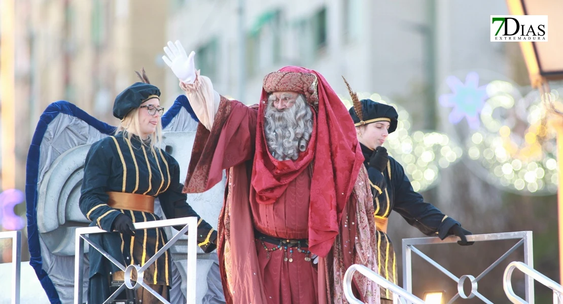 Miles de sonrisas reciben la cabalgata y a sus Reyes Magos en Badajoz