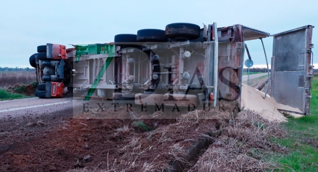 Cortada la EX-209 tras el grave accidente entre un tráiler y un turismo