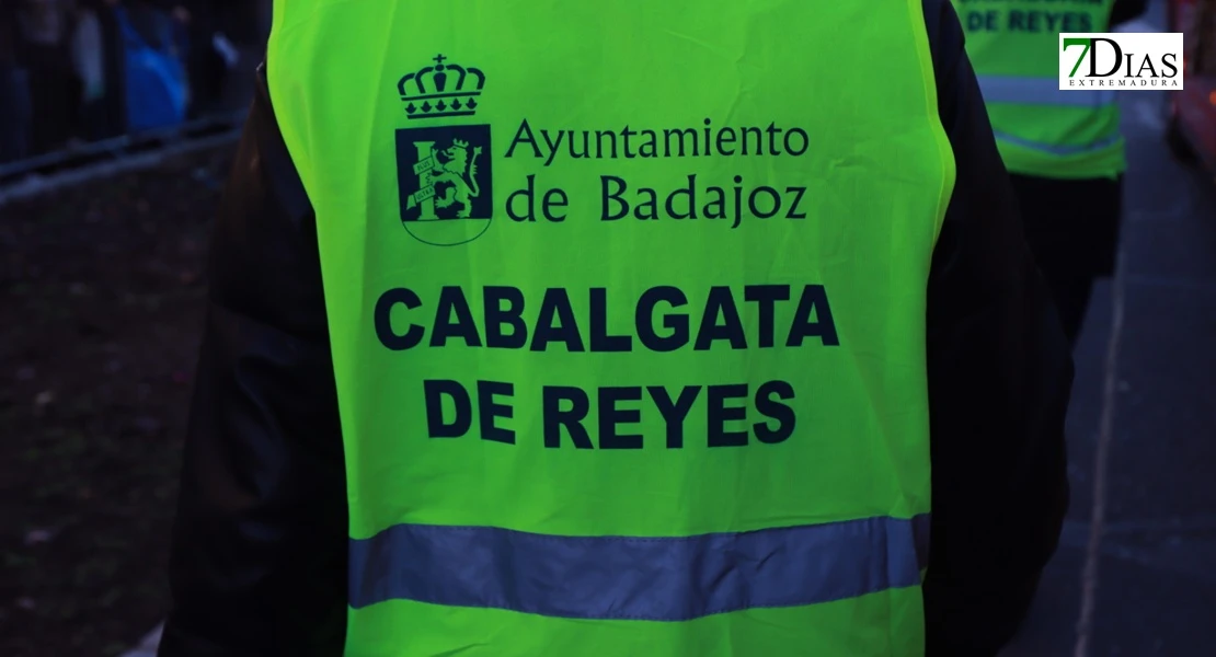 Miles de sonrisas reciben la cabalgata y a sus Reyes Magos en Badajoz