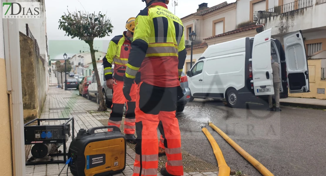 Una inundación en un garaje sorprende a los vecinos de Olivenza