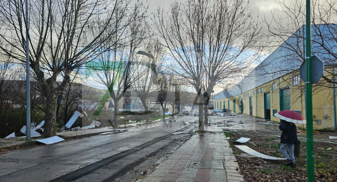 Un fuerte viento sacude Plasencia en cuestión de minutos