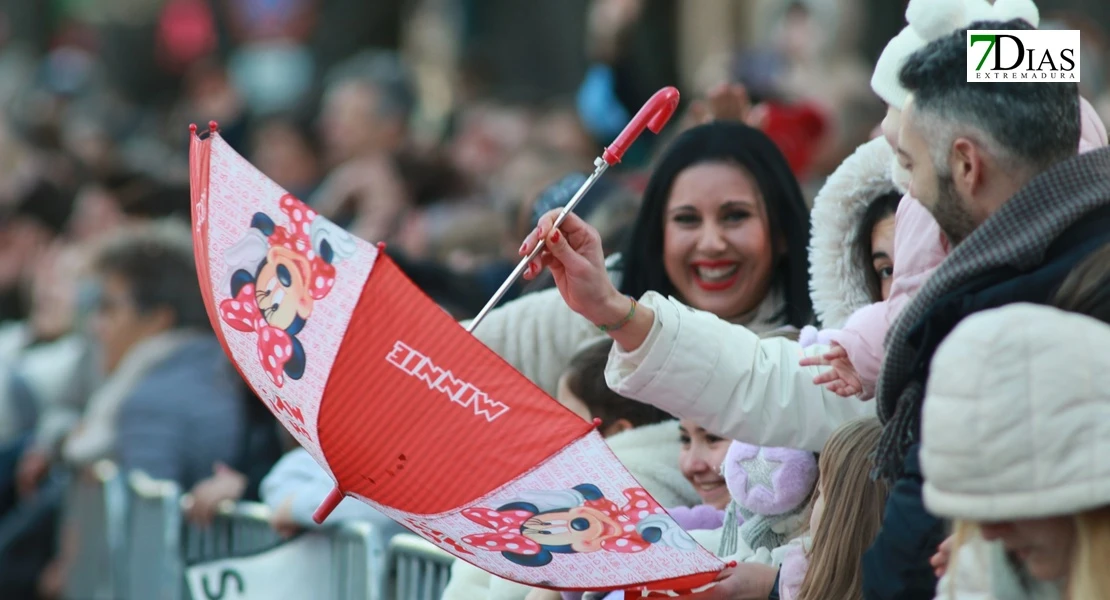 Miles de sonrisas reciben la cabalgata y a sus Reyes Magos en Badajoz