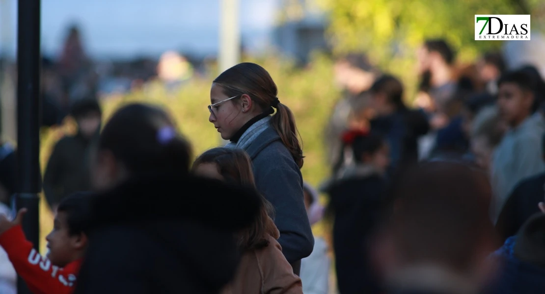 Miles de sonrisas reciben la cabalgata y a sus Reyes Magos en Badajoz