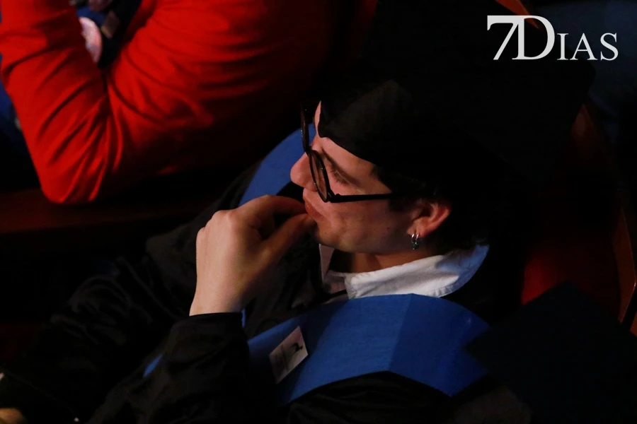 Actuación y entrevista de la murga Valentín, entrenador infantil en la final del COMBA 2026