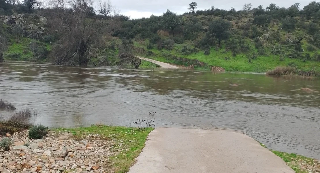 Las obras del camino a Cuartos de Baño bloqueadas por un vecino y su tractor