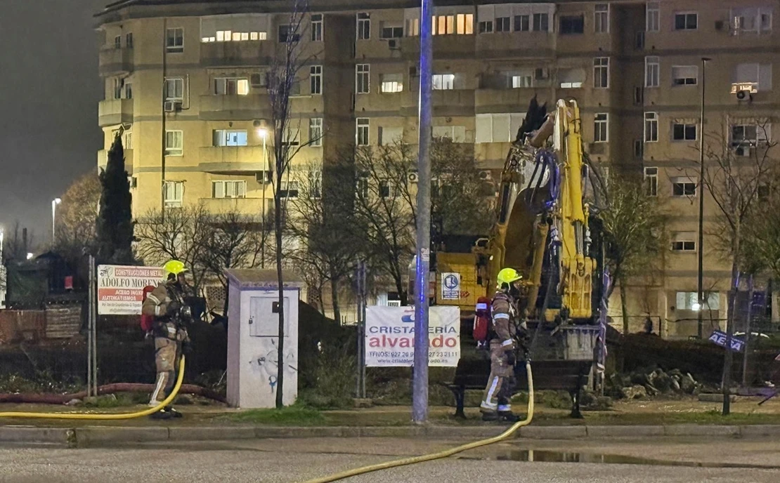Bomberos intervienen en la rotura de una tubería de gas en Cáceres
